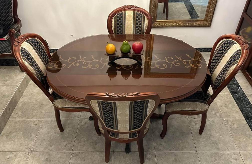 I am selling a dining room set with 4 seats. Excellent wood.